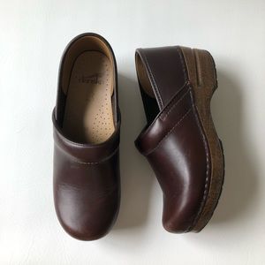 Dansko Classic Professional Solid Brown Clogs size 38 / US 7.5-8